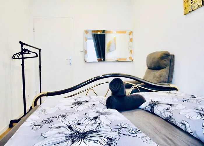 Budget-friendly 2-bedroom With Living For 5