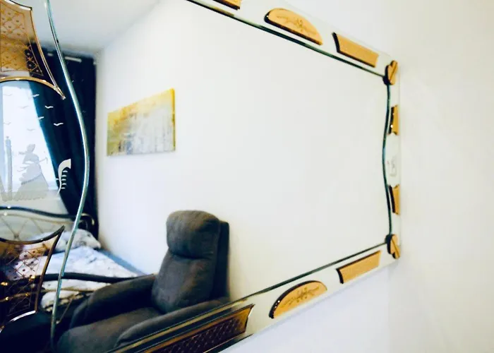 Budget-friendly 2-bedroom With Living For 5 *