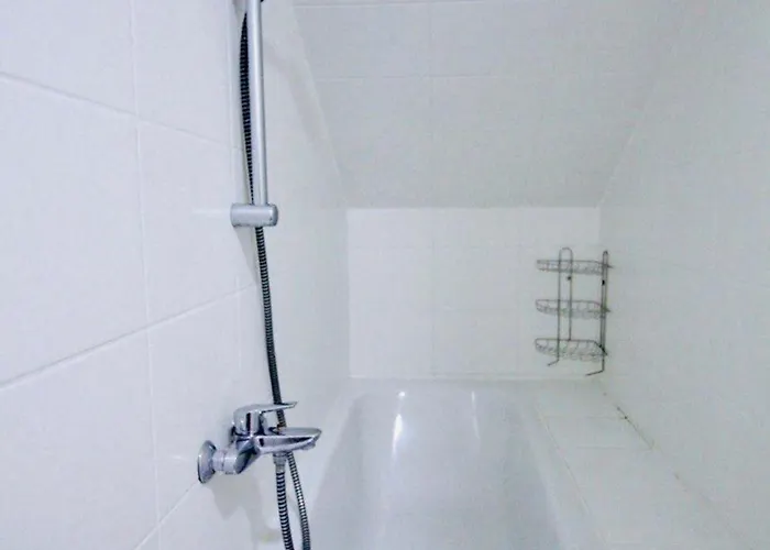 Budget-friendly 2-bedroom With Living For 5 Вена