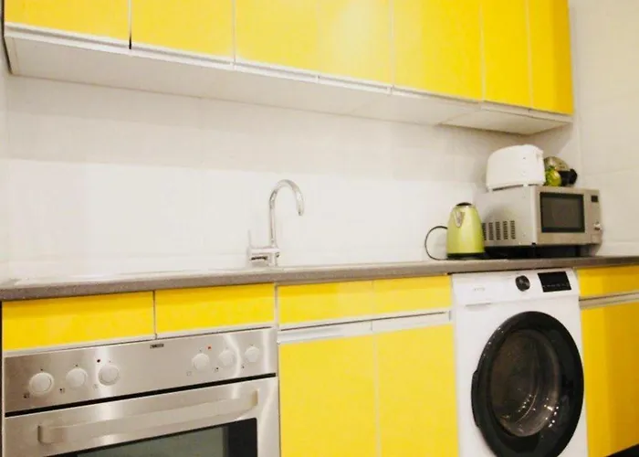 Budget-friendly 2-bedroom With Living For 5 *