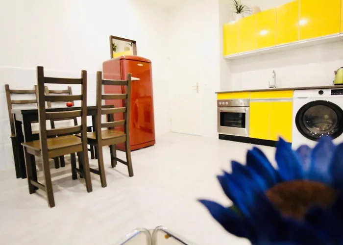 Budget-friendly 2-bedroom With Living For 5 Вена